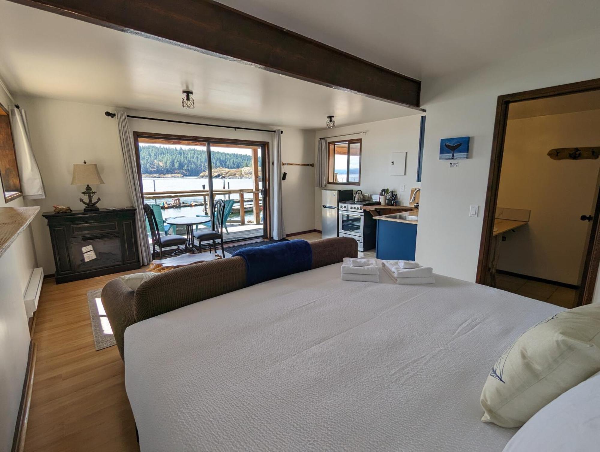 Jade Resort-Oceanfront Suites In Gowlland Harbour Heriot Bay Exterior photo